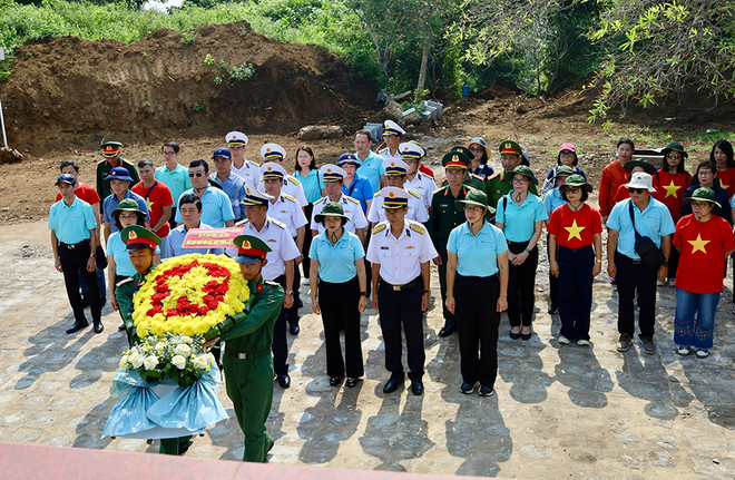 Dâng hương tại nghĩa trang liệt sỹ huyện đảo. (Ảnh: Vietnam+) z5348976503558_384315a0dd3d4c16fa18d34a91846740.jpg