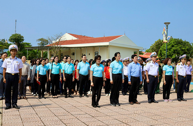 Tham gia nghi lễ chào cờ tại huyện đảo Cồn Cỏ. (Ảnh: Vietnam+) z5348976023603_9fb9a98a7fec870e10289cd84e8df29a.jpg