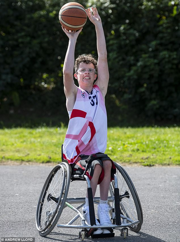 Kỳ lạ cầu thủ khuyết tật phải cắt bỏ 2 chân nếu muốn theo đuổi ước mơ ảnh 1