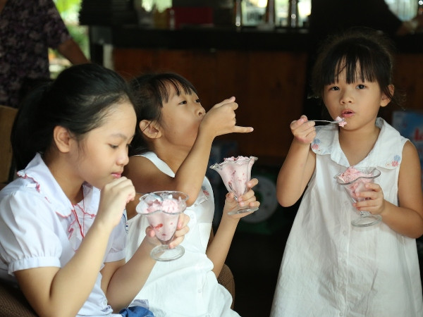 Bà xã ca sỹ Việt Hoàn lấn sân vào showbiz với MV đầu tay ảnh 3