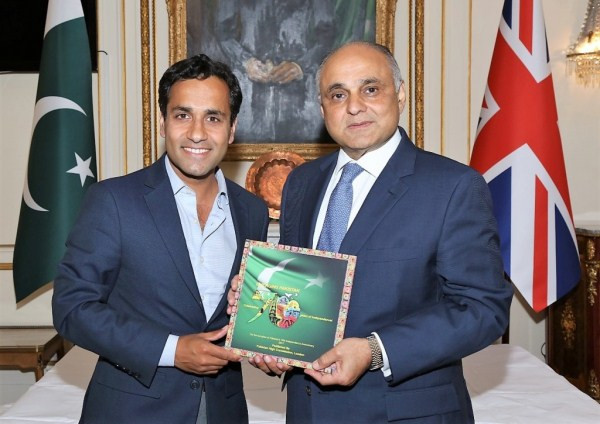Phó Chủ tịch đảng Bảo thủ cầm quyền Rehman Chishti (trái) từ chức. (Nguồn: TV Manchester) Vấn đề Brexit: Phó Chủ tịch đảng Bảo thủ cầm quyền từ chức ảnh 1