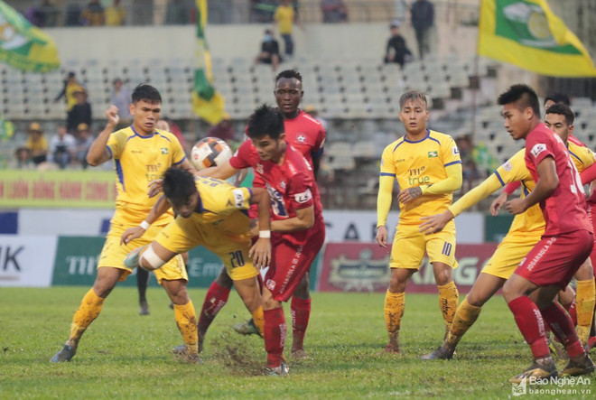 Sông Lam Nghệ An thắng tối thiểu 1-0 Hải Phòng trên sân Vinh nhờ bàn thắng duy nhất ở phút thi đấu cuối cùng. (Ảnh: Báo Nghệ An) SLNA thắng kịch tính Hải Phòng, trụ hạng thành công ở V-League 2020 ảnh 1