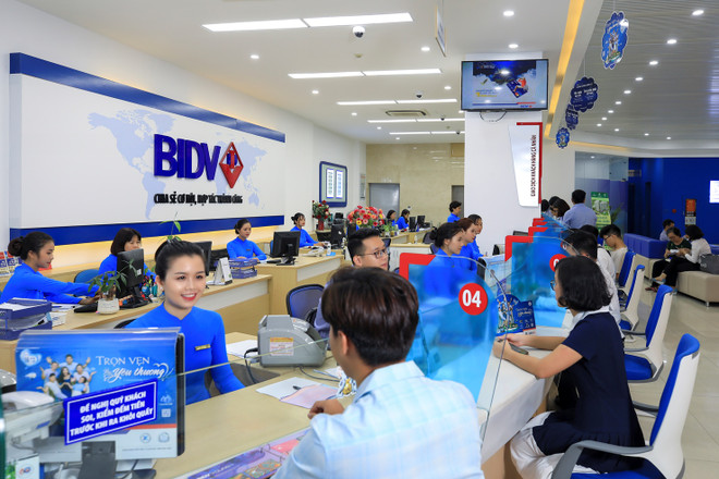 Giao dịch tại BIDV. (Ảnh: Vietnam+) Ngân hàng BIDV dùng hơn 3.200 tỷ đồng để chia cổ tức bằng tiền mặt ảnh 1