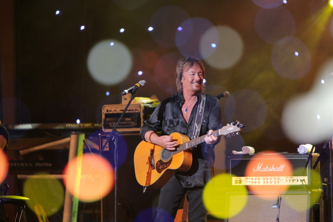 Diễn muộn 90 phút, Boney M & Chris Norman vẫn "đốn tim" khán giả ảnh 2