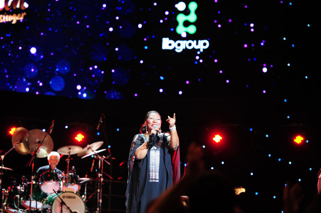 Diễn muộn 90 phút, Boney M & Chris Norman vẫn "đốn tim" khán giả ảnh 5