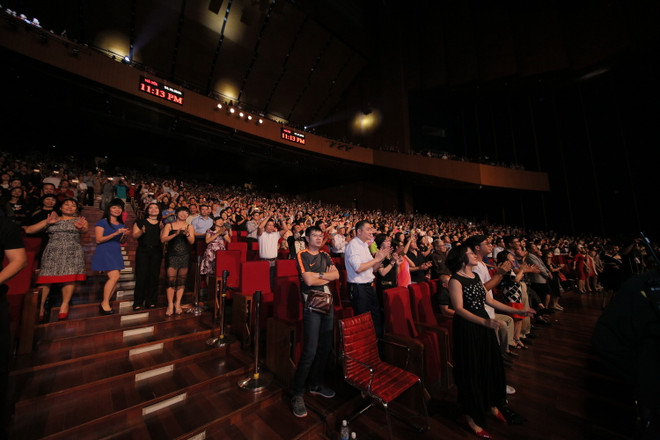 Diễn muộn 90 phút, Boney M & Chris Norman vẫn "đốn tim" khán giả ảnh 8