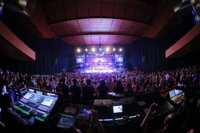 Diễn muộn 90 phút, Boney M & Chris Norman vẫn "đốn tim" khán giả ảnh 6