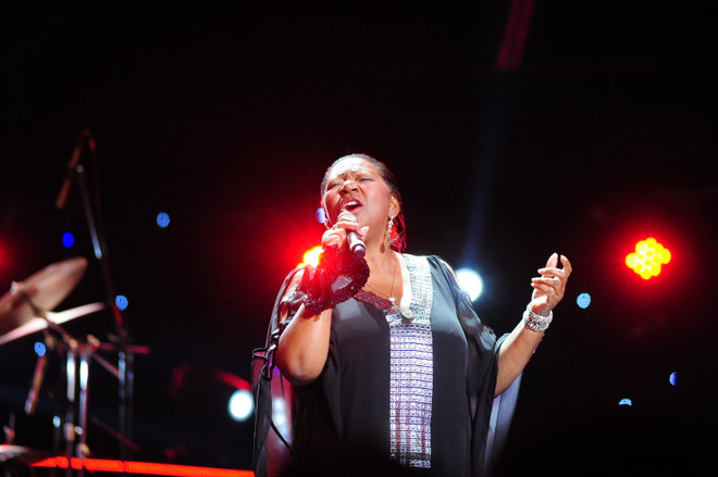 Diễn muộn 90 phút, Boney M & Chris Norman vẫn "đốn tim" khán giả ảnh 4