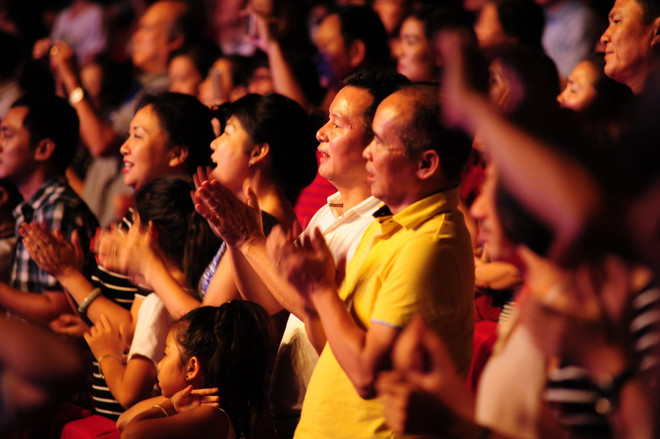 Diễn muộn 90 phút, Boney M & Chris Norman vẫn "đốn tim" khán giả ảnh 7