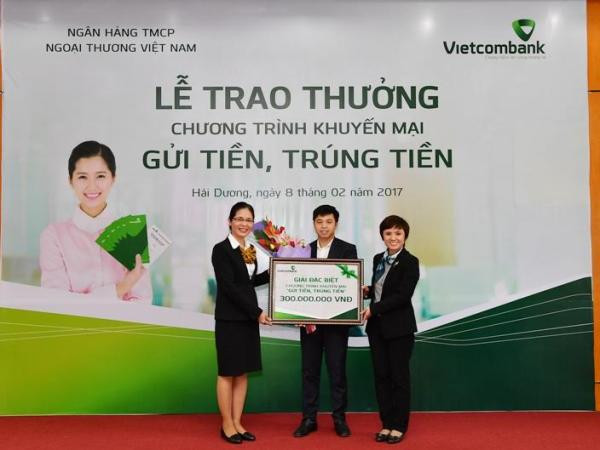 Vietcombank trao 300 triệu đồng cho khách hàng trúng giải ảnh 1