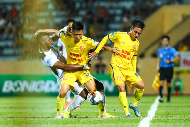 Ngoại binh Hoàng Anh Gia Lai phạm lỗi thô bạo với cầu thủ Nam Định ảnh 1