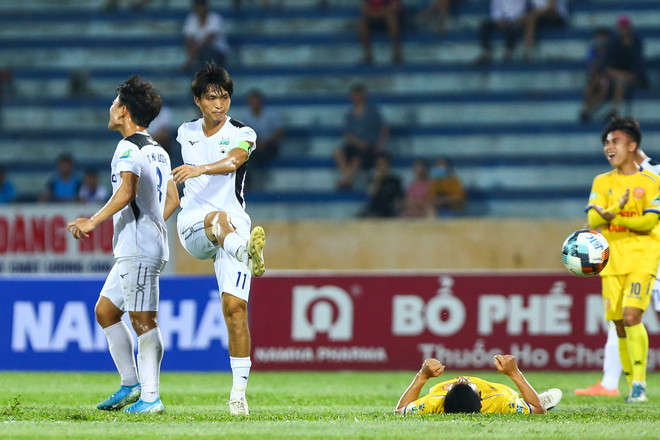 Ngoại binh Hoàng Anh Gia Lai phạm lỗi thô bạo với cầu thủ Nam Định ảnh 8