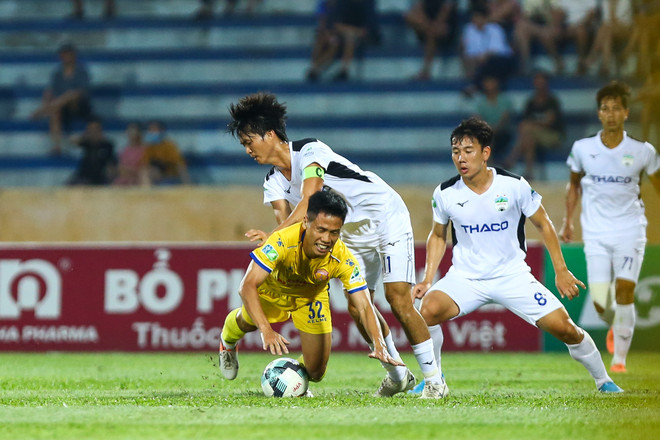 Ngoại binh Hoàng Anh Gia Lai phạm lỗi thô bạo với cầu thủ Nam Định ảnh 7