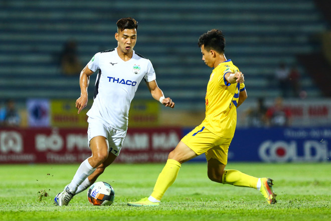 Ngoại binh Hoàng Anh Gia Lai phạm lỗi thô bạo với cầu thủ Nam Định ảnh 10