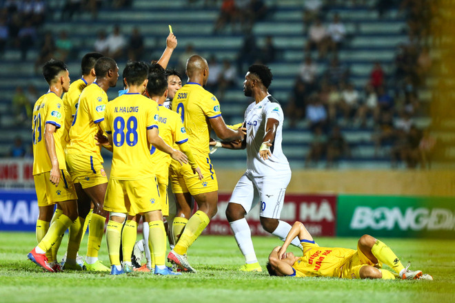 Ngoại binh Hoàng Anh Gia Lai phạm lỗi thô bạo với cầu thủ Nam Định ảnh 4