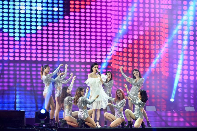 Mỹ Tâm hội ngộ Bích Phương trên sân khấu Đại nhạc hội Technology Party ảnh 2