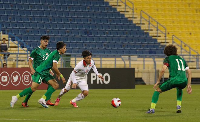 U23 Việt Nam thua U23 Iraq vì phải chơi thiếu người từ hiệp một. (Ảnh: VFF) U23 Việt Nam nhận thất bại đầu tiên dưới thời HLV Philippe Troussier ảnh 1