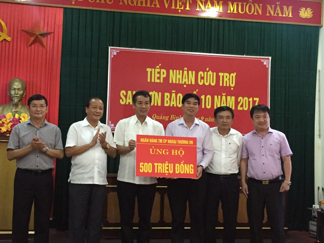 Trao 1 tỷ đồng ủng hộ miền Trung bị thiệt hại do cơn bão số 10 ảnh 1