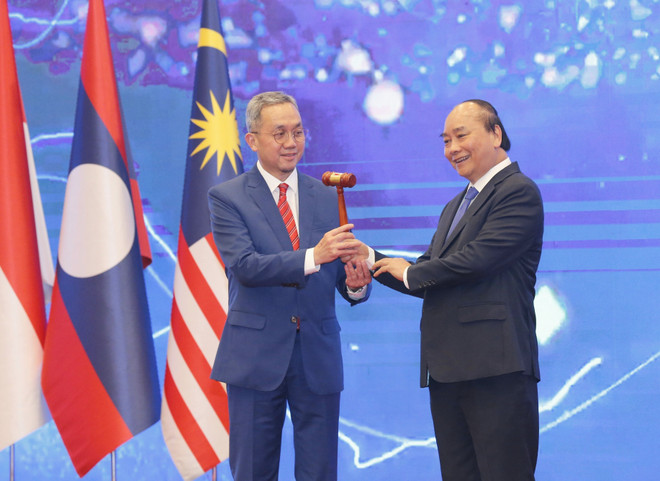 Thủ tướng Nguyễn Xuân Phúc trao chiếc búa gỗ cho Đại sứ Brunei tại Việt Nam-nước giữ vai trò Chủ tịch ASEAN 2021. (Ảnh: Doãn Tấn/TTXVN) Quan chức Philippines đánh giá cao vai trò lãnh đạo ASEAN của Việt Nam ảnh 1