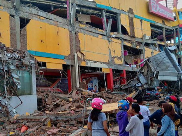 Tập trung cứu nạn nhân trong các tòa nhà bị sập tại Indonesia ảnh 1