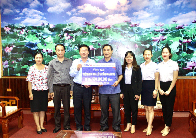 Lãnh đạo BIDV trao số tiền ủng hộ cho đại diện 2 tỉnh. (Ảnh: Vietnam+) BIDV dành 1 tỷ đồng hỗ trợ Quảng Bình, Quảng Trị bị ảnh hưởng lũ lụt ảnh 1