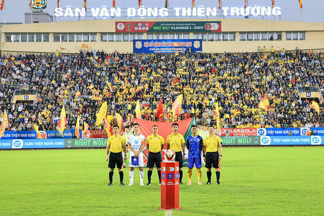 Tổ trọng tài bắt chính trận Nam Định-Khánh Hòa tại vòng 5 V-League 2023 gây tranh cãi. (Ảnh: VPF) VFF thừa nhận trọng tài V-League mắc lỗi, yêu cầu chấn chỉnh ảnh 1