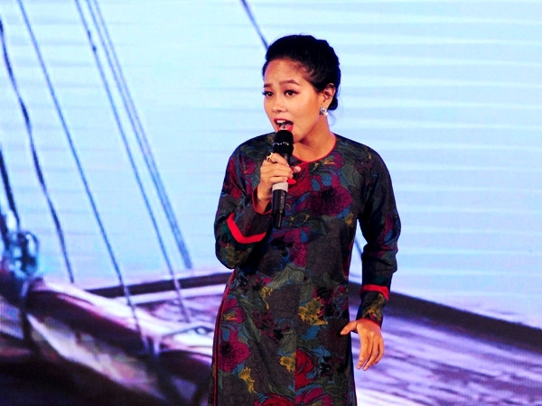 Nhà sản xuất của Lady Gaga “mê đắm” Hoàng Quyên trong tà áo dài ảnh 1