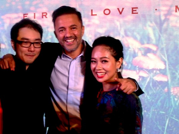 Nhà sản xuất của Lady Gaga “mê đắm” Hoàng Quyên trong tà áo dài ảnh 2