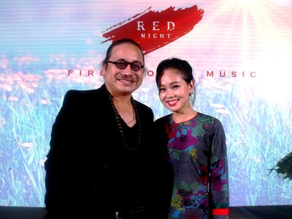 Nhà sản xuất của Lady Gaga “mê đắm” Hoàng Quyên trong tà áo dài ảnh 4