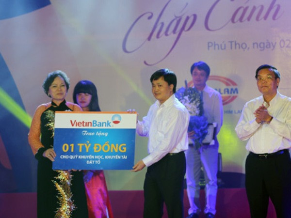 VietinBank: Tặng 1 tỷ đồng cho Quỹ khuyến học, khuyến tài Đất Tổ ảnh 1