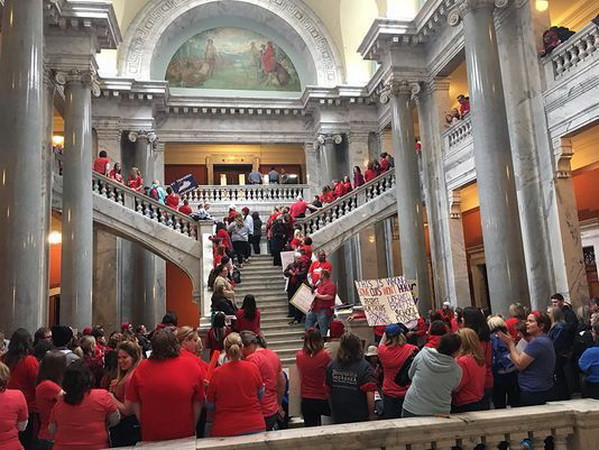 Giáo viên Mỹ bãi công đòi tăng ngân sách cho giáo dục ảnh 1