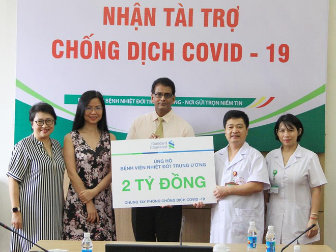 Standard Chartered Việt Nam ủng hộ gần 5 tỷ đồng phòng chống COVID-19 ảnh 1