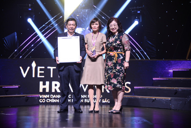 Phó Tổng Giám đốc Nguyễn Hoàng Dũng đại diện VietinBank nhận giải thưởng Vietnam HR Awards 2018. (Nguồn: CTV) VietinBank được vinh danh tại giải thưởng Vietnam HR Awards 2018 ảnh 1