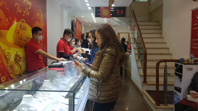 Giá vàng đồng loạt đi xuống, nhưng vẫn chênh lệch cao với thế giới ảnh 1