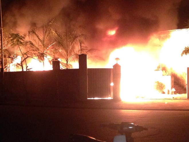 Cảnh sát phá tường, mở đường chữa cháy kho rộng 100m2 trong đêm ảnh 1