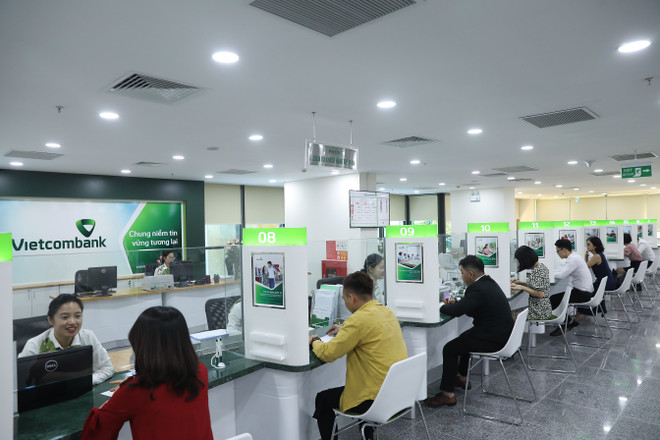 Giao dịch tại Vietcombank. (Ảnh: CTV/Vietnam+) Tổng lợi nhuận của Vietcombank cao gấp 2,4 lần giai đoạn trước ảnh 2