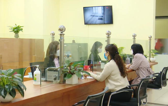 Hàng tháng, Ngân hàng Chính sách chi trả đến người lao động bị ngừng việc qua tài khoản hoặc tại trụ sở. (Ảnh: CTV/Vietnam+) Người sử dụng lao động được vay lãi suất 0% để trả lương ngừng việc ảnh 1