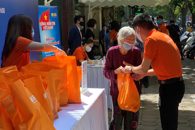 SHB tặng gần 6.000 suất nhu yếu phẩm cho người có hoàn cảnh khó khăn ảnh 1