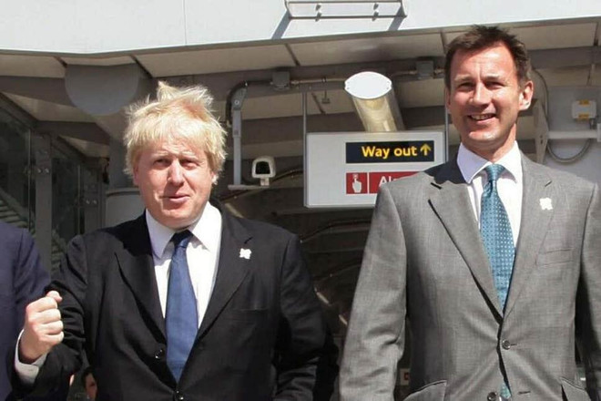 Ông Boris Johnson (trái) và ông Jeremy Hunt. (Nguồn: Express) Đảng Bảo thủ chốt danh sách 2 ứng viên bầu Thủ tướng Anh ảnh 1