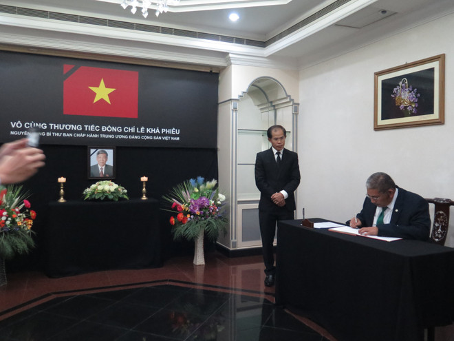 Lễ viếng nguyên Tổng Bí thư Lê Khả Phiêu tại Brunei và Bangladesh ảnh 1