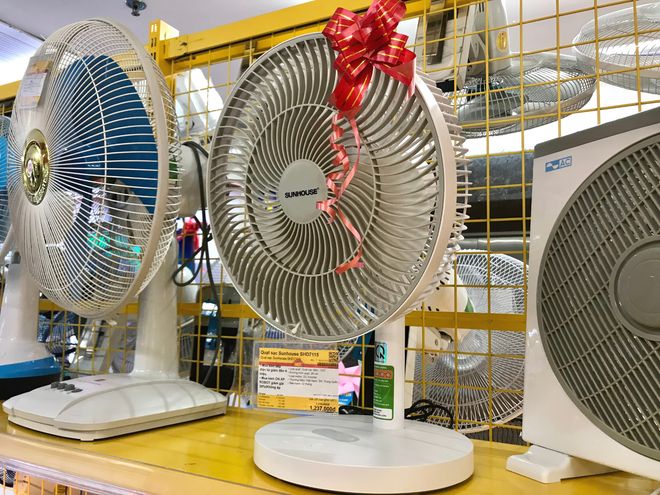 Người dân Thủ đô đua nhau sắm đồ tích điện 'phòng bị' nắng nóng ảnh 1