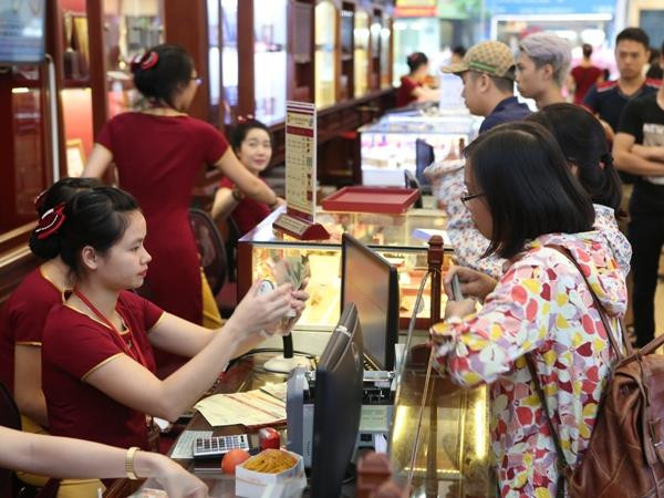 Tỷ giá trung tâm tăng mạnh 11 đồng, vàng trong nước giảm nhẹ ảnh 1