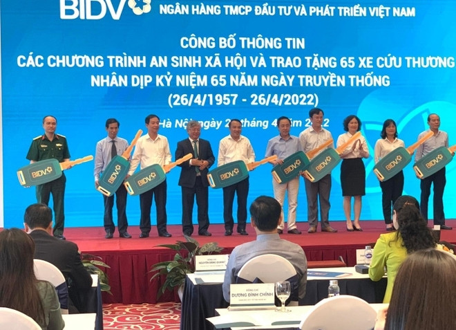 BIDV trao tượng trưng xe ôtô cho đại diện các địa phương. (Ảnh: Vietnam+) BIDV công bố các chương trình an sinh xã hội nhân kỷ niệm 65 năm ảnh 1