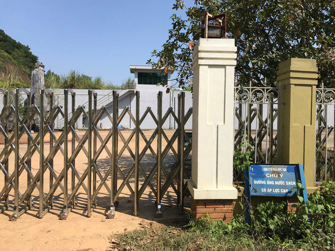 Cận cảnh bùn thải nghi nhiễm dầu tại cửa súc xả bể chứa sông Đà ảnh 1