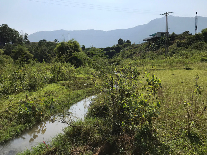 Cận cảnh bùn thải nghi nhiễm dầu tại cửa súc xả bể chứa sông Đà ảnh 11