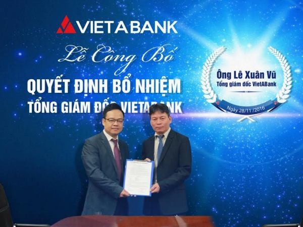 Chủ tịch Hội đồng quản trị trao quyết định bổ nhiệm cho Tổng Giám đốc Lê Xuân Vũ (phải). (Nguồn: VietABank) Ông Lê Xuân Vũ được bổ nhiệm làm Tổng Giám đốc VietABank ảnh 1