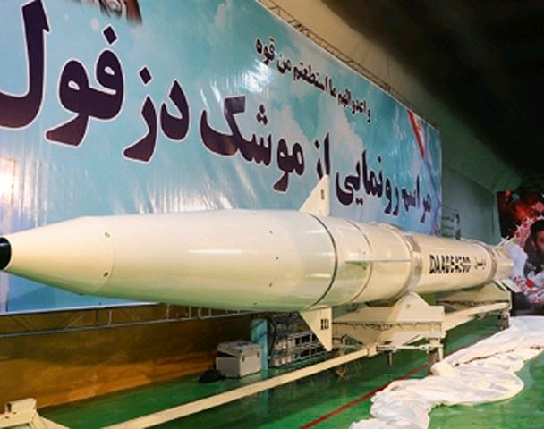 Iran ra mắt tên lửa đạn đạo đời mới có tầm bắn 1.000km ảnh 1