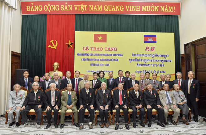 Campuchia trao tặng Huân chương cho 33 cán bộ ngân hàng Việt Nam ảnh 1
