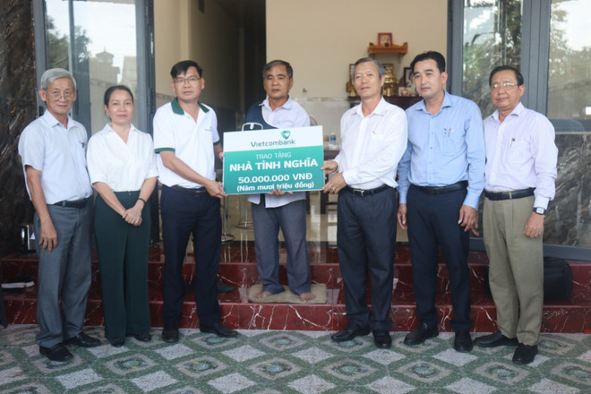 6. VCB_tang nha nguoi ngheo_Binh Thuan.jpg
