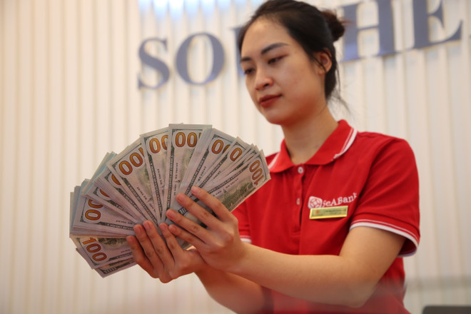 Tỷ giá USD tại các ngân hàng thương mại giảm mạnh tới 120 đồng ảnh 1